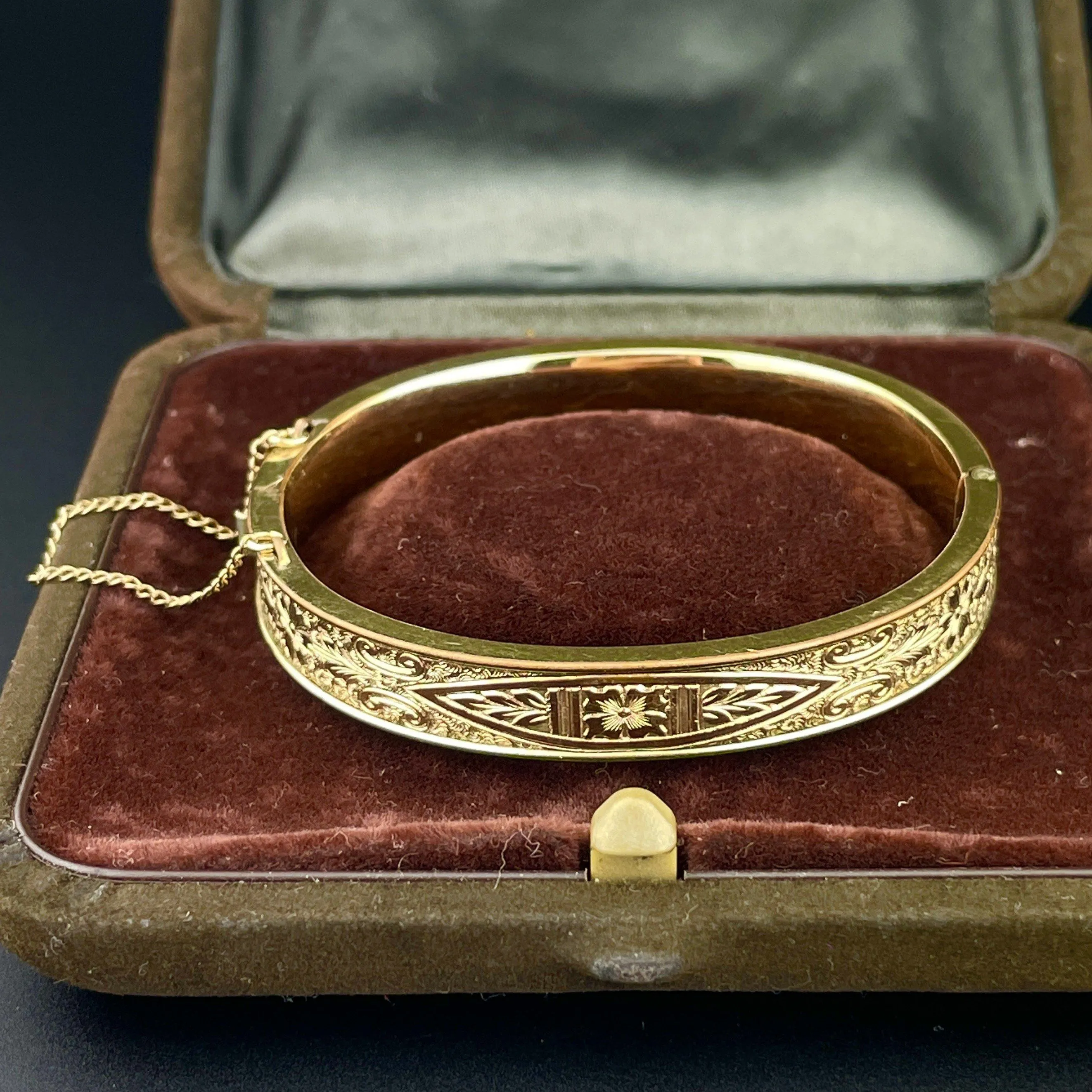 Antique Floral Ivy Leaf Engraved Gold Bangle Bracelet